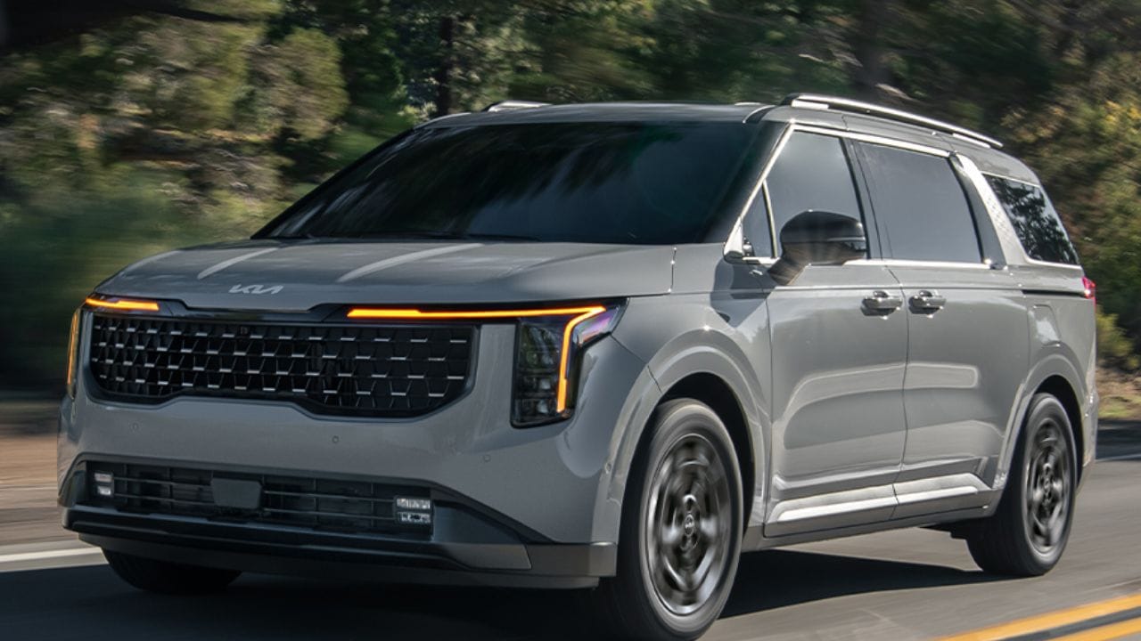 New Kia Carnival एक 11-सीटर MPV है, जिसमें दमदार इंजन, शानदार फीचर्स और बेहतरीन माइलेज मिलता है। जानें इसकी कीमत और क्यों यह भारतीय बाजार में एक परफेक्ट फैमिली कार है।