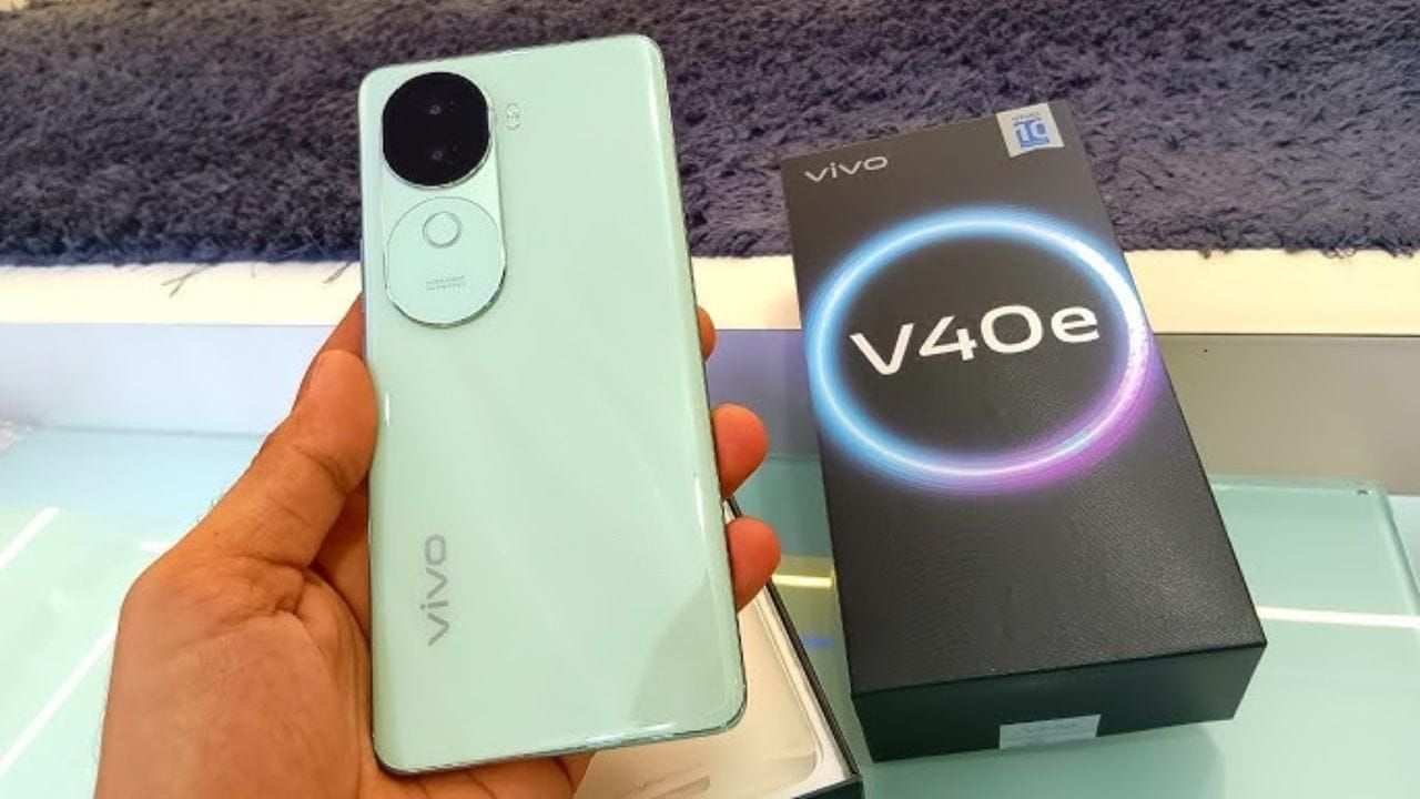 Vivo V40e 5G एक बजट स्मार्टफोन है जिसमें दमदार प्रोसेसर, 6.7 इंच कर्व्ड एमोलेड डिस्प्ले, 50 MP कैमरा और 5500mAh बैटरी मिलती है। इसकी कीमत ₹26,999 से शुरू होती है।