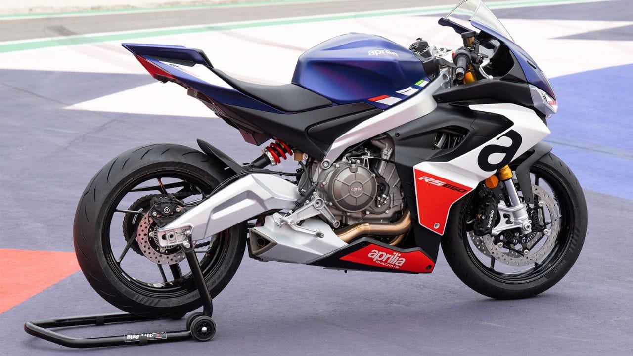 कम बजट में कावासाकी निंजा जैसी स्पोर्ट्स बाइक चाहिए? Aprilia RS 660 दमदार इंजन, हाई स्पीड और एडवांस फीचर्स के साथ आती है। जानें इसकी कीमत और फीचर्स।