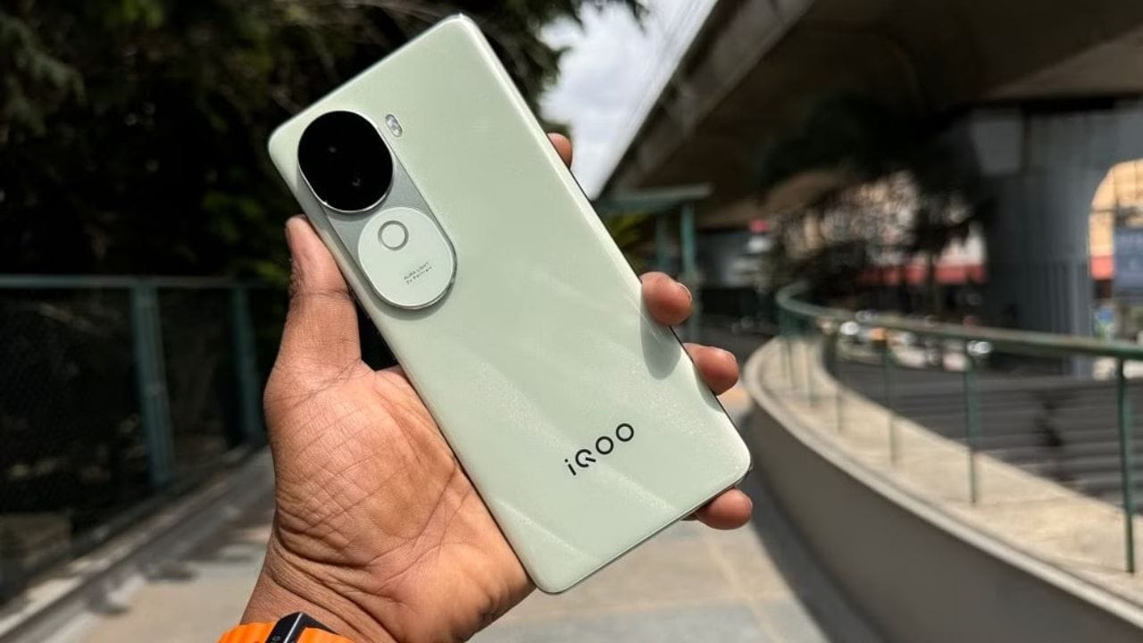 iQOO Z9s 5G स्मार्टफोन पर मिल रहा है ₹6,000 का भारी डिस्काउंट! जानिए इसके शानदार फीचर्स, कीमत और अमेज़न पर मिल रहे तगड़े ऑफर्स के बारे में।
