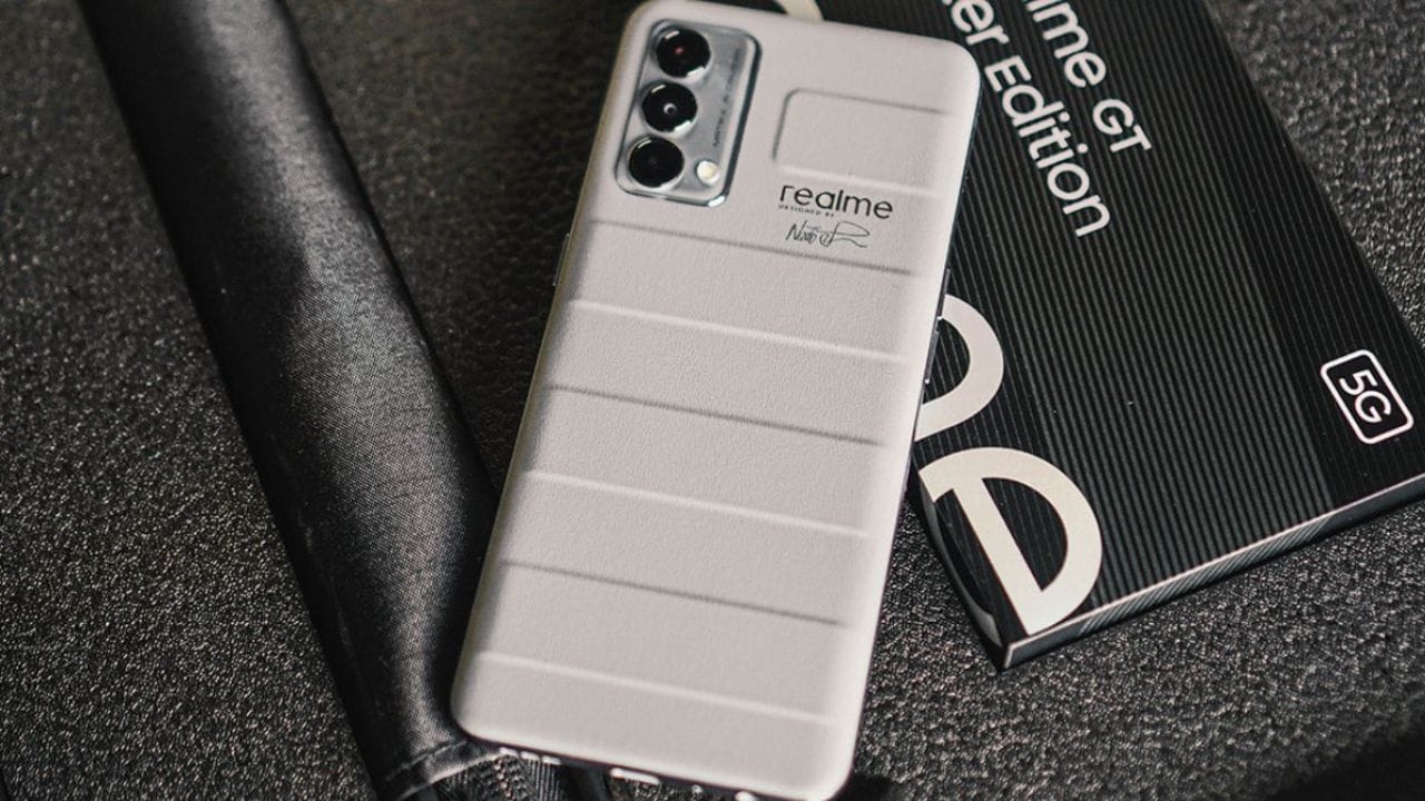 Realme GT Master Edition पर Flipkart पर भारी डिस्काउंट! जानिए इसके फीचर्स, कीमत और ऑफर्स की पूरी जानकारी। 8GB रैम, 256GB स्टोरेज और दमदार कैमरा के साथ खरीदें यह शानदार स्मार्टफोन।